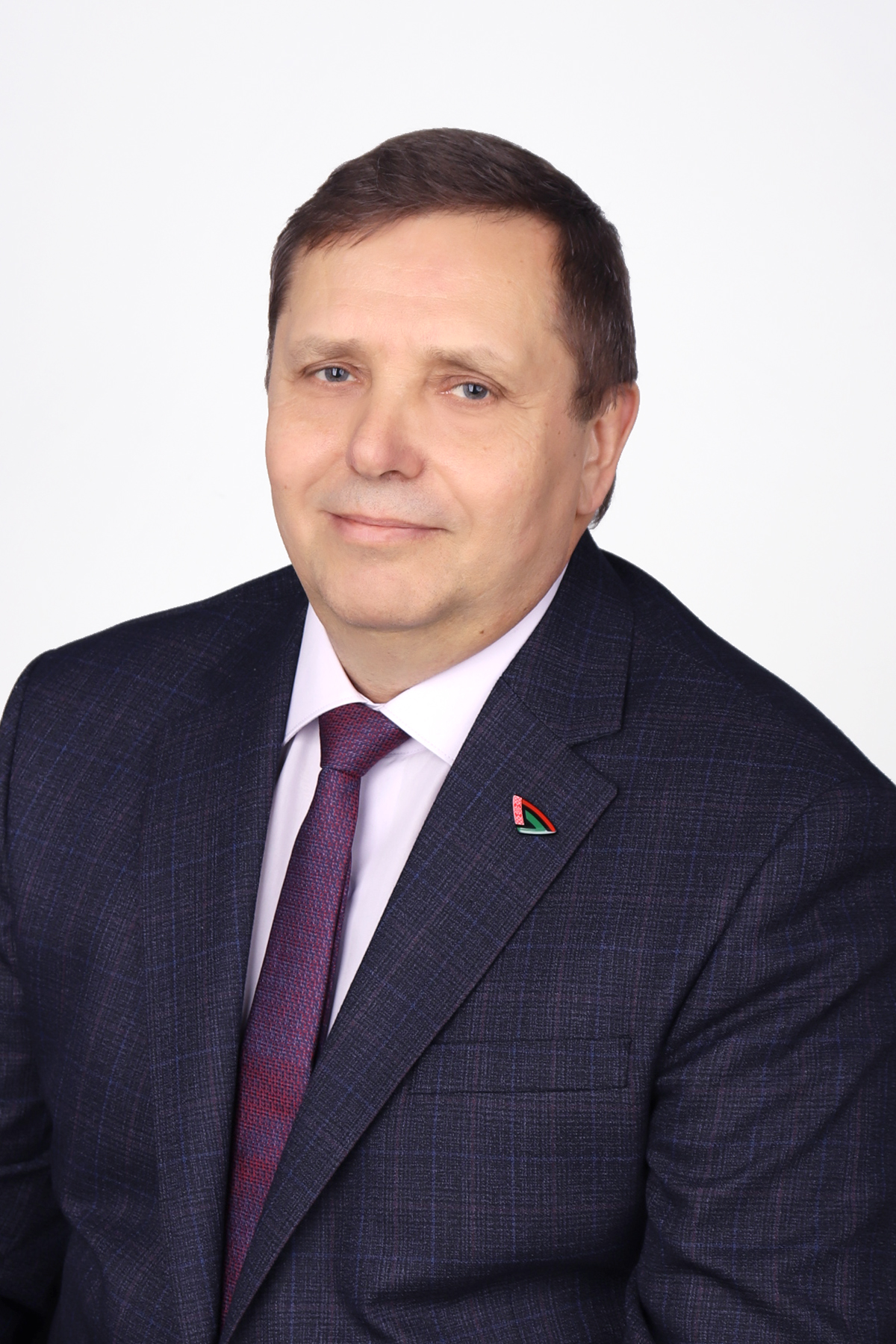 Уважаемые коллеги! В предновогодние дни принято подводить итоги, оценивать сделанное за год, строить планы на будущее. Уходящий 2025 год для  ОАО «ВЗТЗЧ» был непростым. Нашему коллективу пришлось столкнуться с рядом вызовов. И тем не менее вместе мы добивались результатов, искали новые решения, справлялись со сложнейшими задачами. В такое сложное время, как наше, особенно важно уметь принимать решения и нести за них ответственность. И всегда это легче делать, когда рядом – настоящая команда профессионалов ОАО «ВЗТЗЧ». Спасибо вам за работу в уходящем году! В новом 2026 году желаю всем крепкого здоровья, стабильности, мира и достатка!  Успеха в профессиональной деятельности и счастья в личной жизни. Пусть каждый день будет наполнен радостью, сопровождающей вас во всех делах, удачей и исполнением долгожданных желаний!  Директор ОАО «ВЗТЗЧ» Олег Вячеславович Шимченко